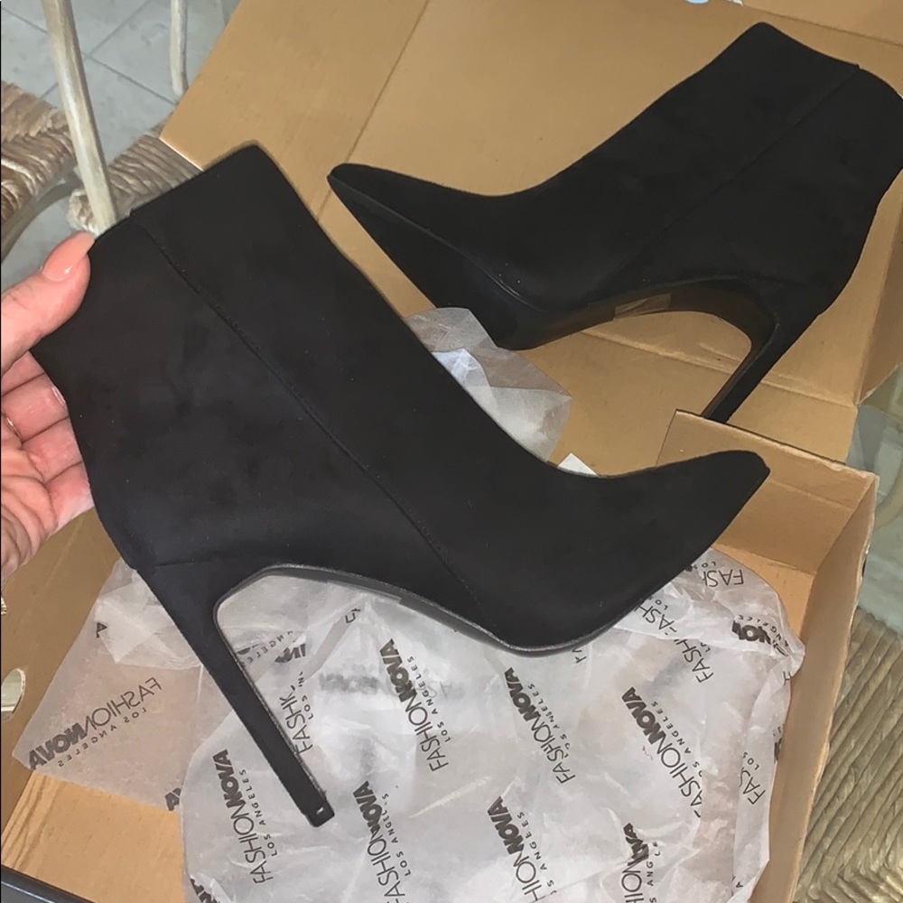 Suede black FASHIONOVA Booties!